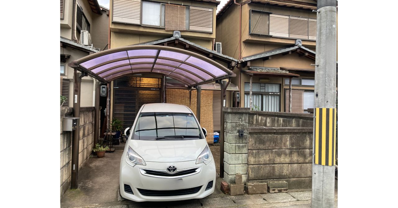 工事が終わってからのお付き合い（カーポートの柱に反射テープ）