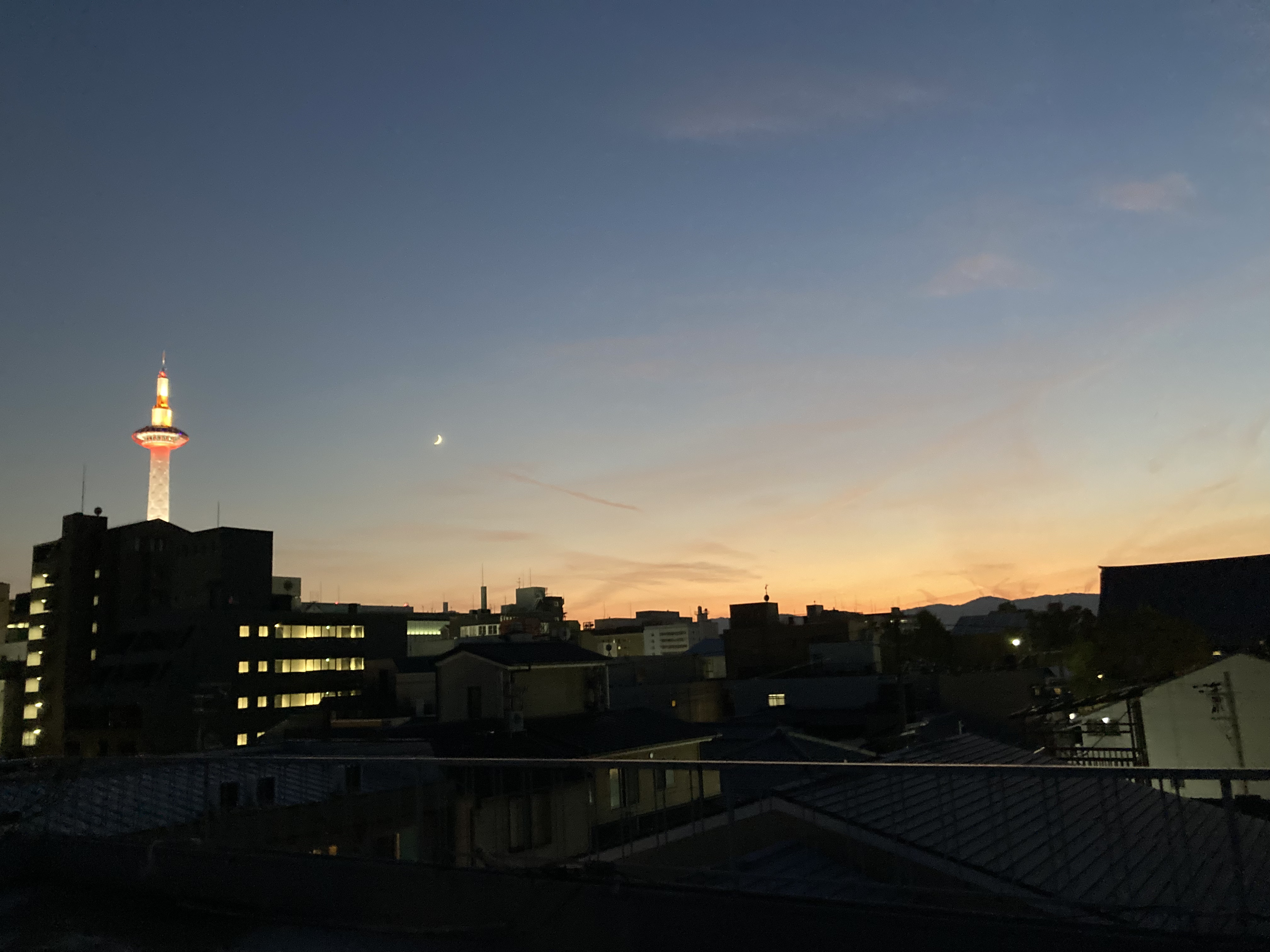 弊社の社窓より、秋の京都タワー