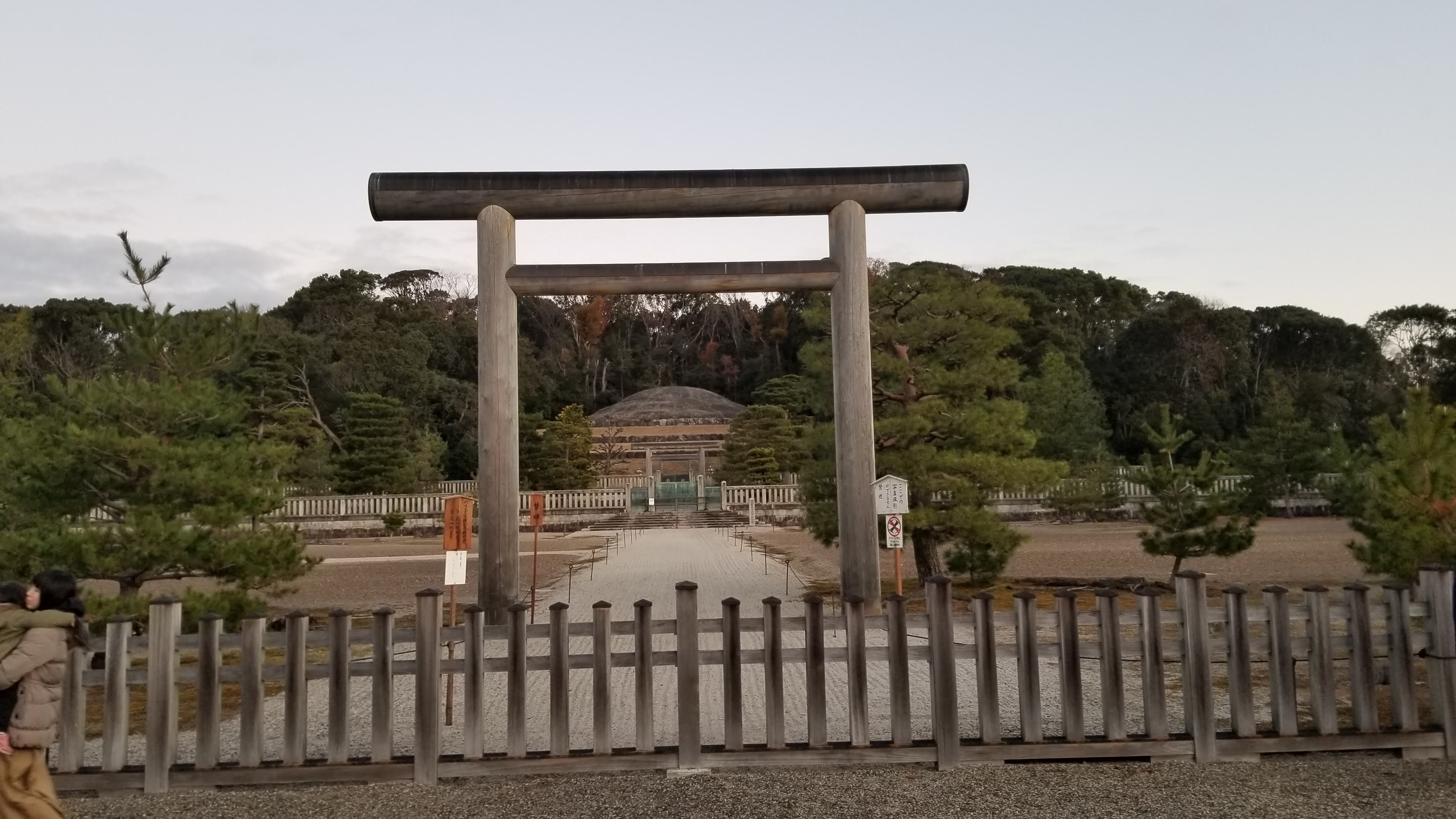 ＜京都通信＞京都市内　壮大な明治天皇陵（混まない、近い）