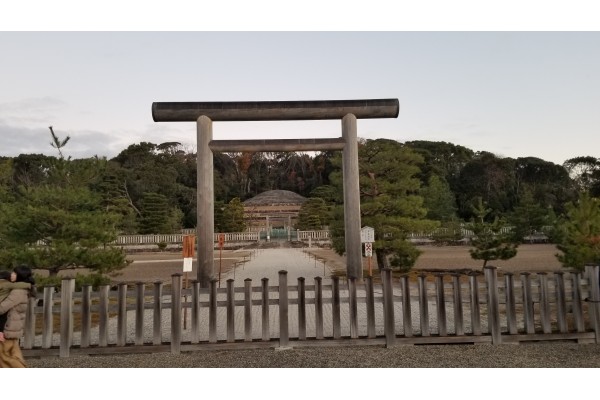 ＜京都通信＞京都市内　壮大な明治天皇陵（混まない、近い）