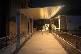 施工事例｜旗竿地にカーポートSCを縦連棟で設置。シームレスラインライトで夜は最高のアプローチに変身！