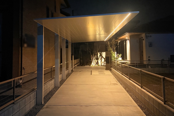 施工事例｜旗竿地にカーポートSCを縦連棟で設置。シームレスラインライトで夜は最高のアプローチに変身！