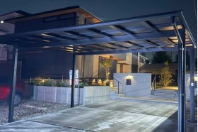 施工事例｜LIXILネスカ2台用Fタイプで人気上昇中のブラックポリカ屋根を採用！