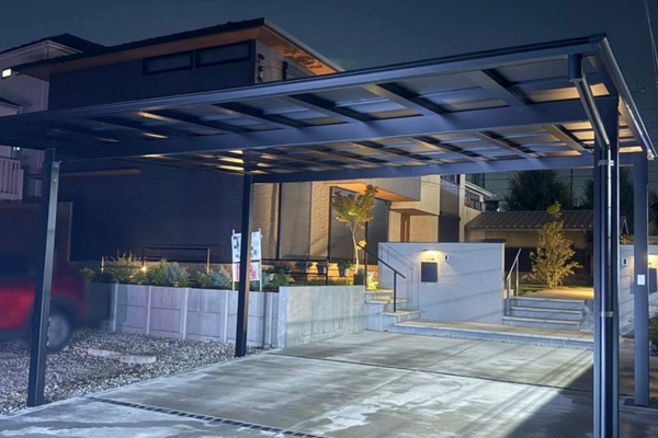 施工事例｜LIXILネスカ2台用Fタイプで人気上昇中のブラックポリカ屋根を採用！