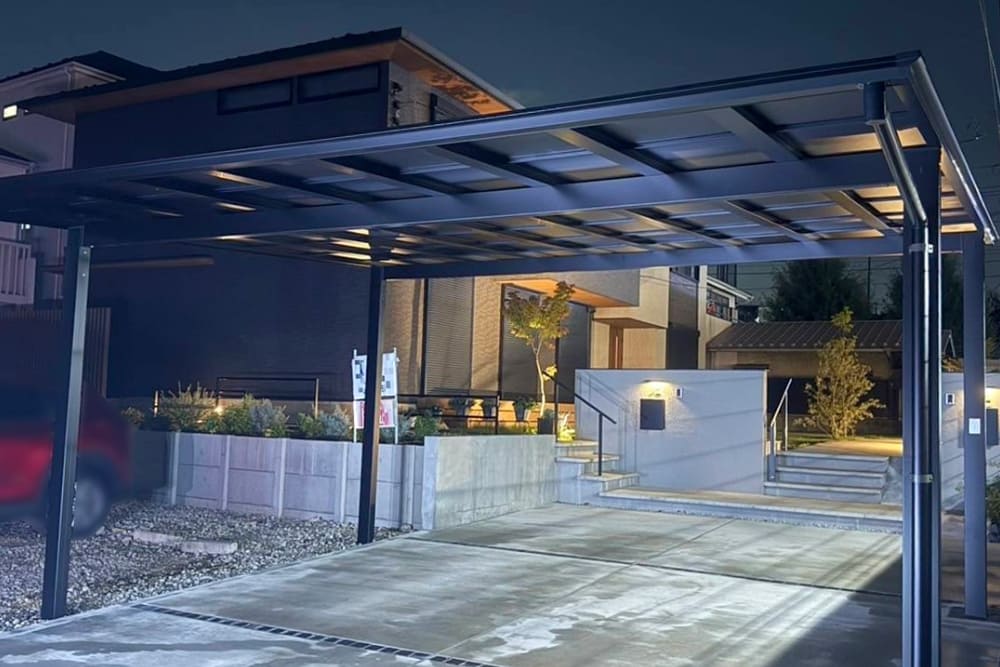 ＜最近の施工事例＞LIXILネスカ2台用Fタイプで人気上昇中のブラックポリカ屋根を採用！