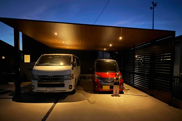 施工事例｜LIXIL｜カーポートSCのダウンライト照明とサイドスクリーンが美しく、木目調の屋根が見事に調和！