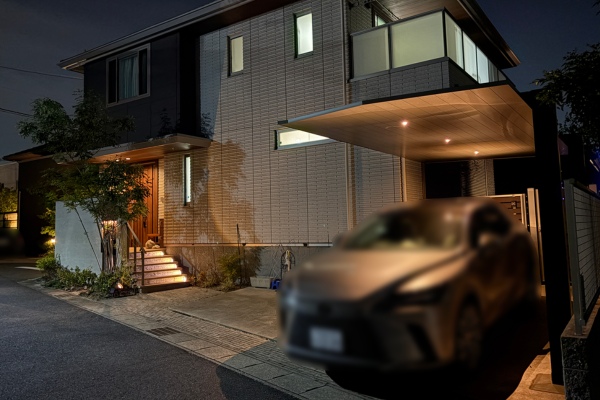 施工事例｜LIXIL｜カーポートSC1台用のダウンライト照明は、幻想的な美しい明かりで車を照らしてくれます！