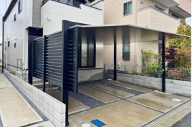 施工事例｜設置場所の奥が隣家の道路で、左側に隅切りのある敷地。屋根を切欠き加工して敷地に合わせた納まりになっています！