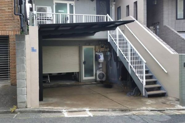 施工事例｜オールブラックが映えるLIXILカーポートフーゴF。すき間ふさぎ材で建物とのすき間からの雨を軽減！