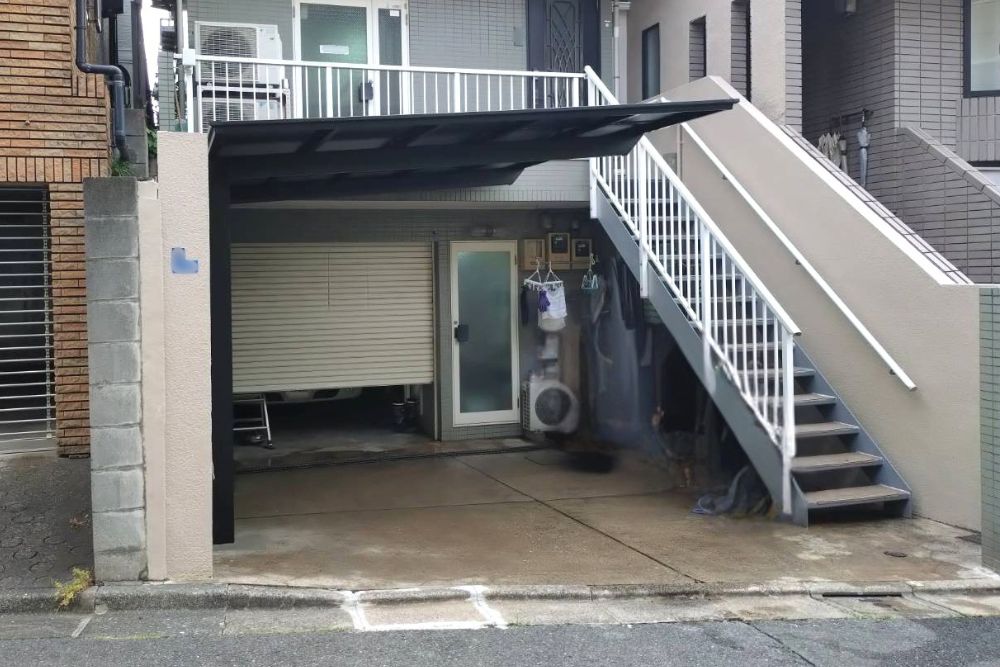 ＜最近の施工事例＞オールブラックが映えるLIXILカーポートフーゴF。すき間ふさぎ材で建物とのすき間からの雨を軽減！