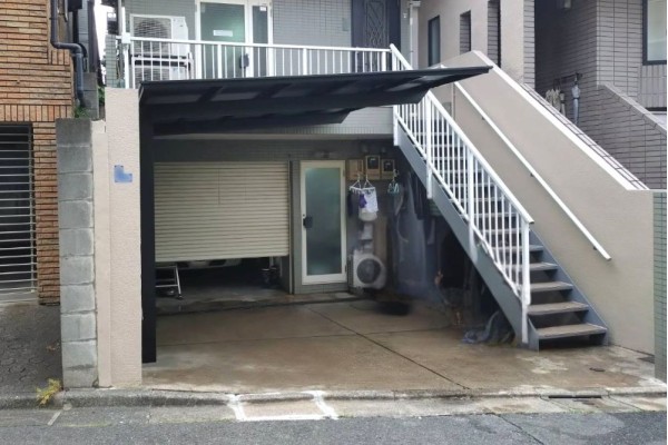 ＜最近の施工事例＞オールブラックが映えるLIXILカーポートフーゴF。すき間ふさぎ材で建物とのすき間からの雨を軽減！