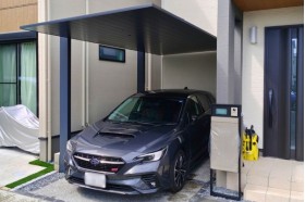 施工事例｜奥行きぴったりにカーポートSCを設置。ダスクグレーの良さが伝わる事例。ダウンライト3灯で夜も美しいです。