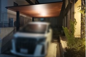 施工事例｜三協アルミのカーポートFⅡ木調色とダウンライト。2灯ですが、明るく、夜も美しい！