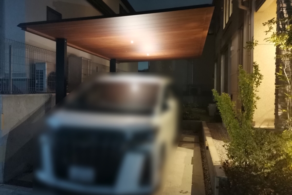 施工事例｜三協アルミのカーポートFⅡ木調色とダウンライト。2灯ですが、明るく、夜も美しい！