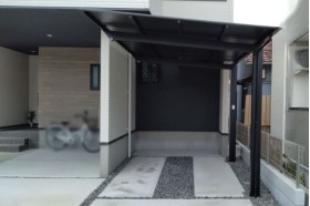 施工事例｜弊社で最初のブラックポリカ屋根のカーポート施工（LIXIL6月発売）