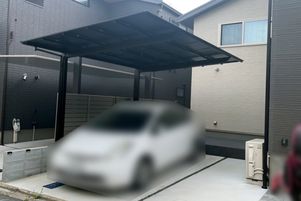 <最近の施工事例>関西初のLIXILブラックポリカのカーポート施工現場 <最近の施工事例>関西初のLIXILブラックポリカのカーポート施工現場