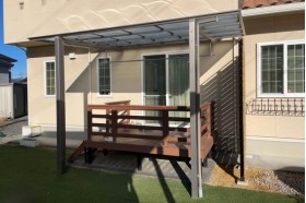 施工事例｜既存デッキの上にテラス屋根とリビング前の目隠しフェンスを設置！