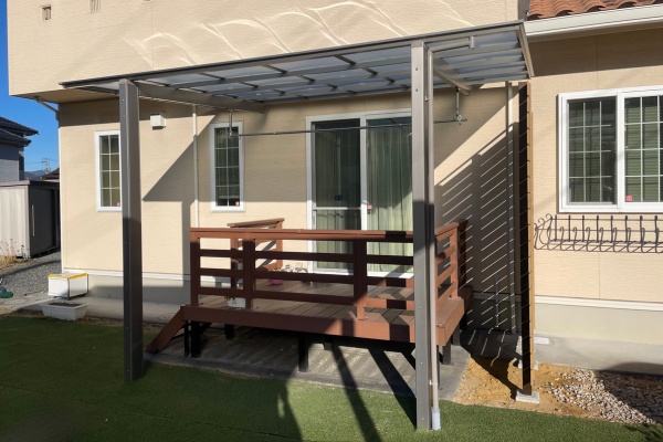 施工事例｜既存デッキの上にテラス屋根とリビング前の目隠しフェンスを設置！