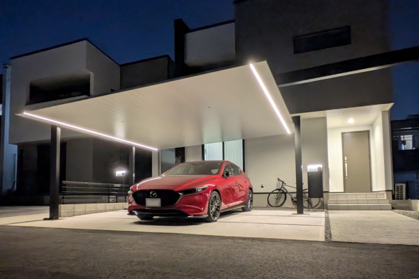 施工事例｜LIXILカーポートSC｜敷地が活用できる1本梁延長とエントランスまで明るいシームレスラインライト！