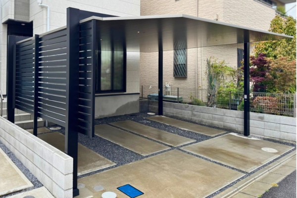 ＜最近の施工事例＞設置場所の奥が隣家の道路で、左側に隅切りのある敷地。カーポートの屋根を切欠き加工して敷地に合わせた納まりになっています！