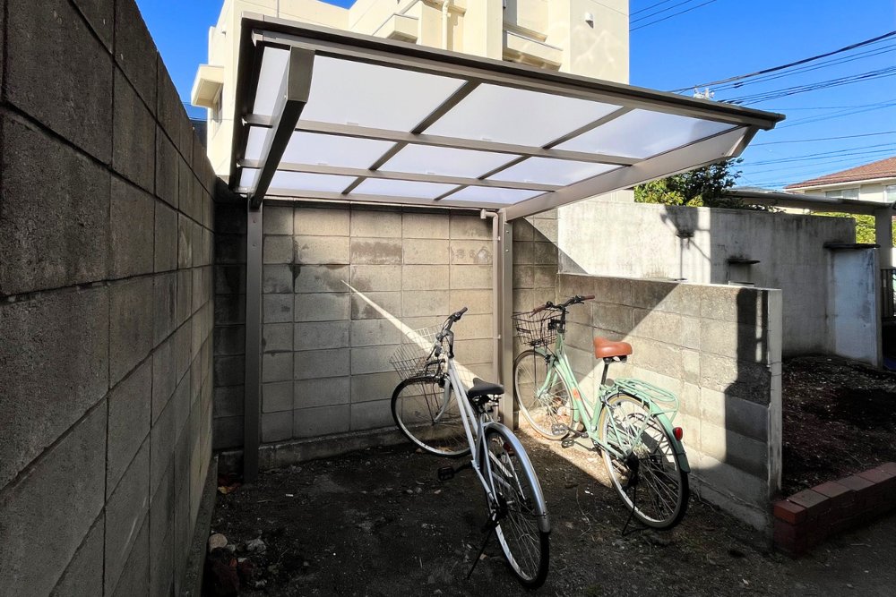 <最近の施工事例>マンション共用部の駐輪場。周囲のブロックの基礎が大きく施工に苦労しました! <最近の施工事例>マンション共用部の駐輪場。周囲のブロックの基礎が大きく施工に苦労しました!