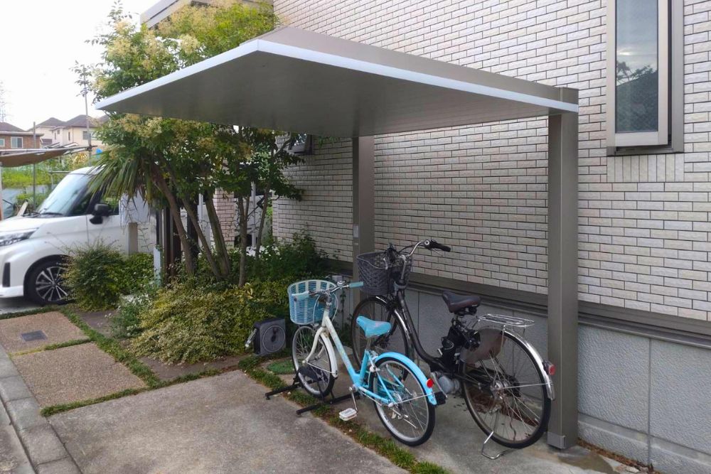 ＜最近の施工事例＞カタログ未掲載の組み合わせが映えるLIXILカーポートSCミニ