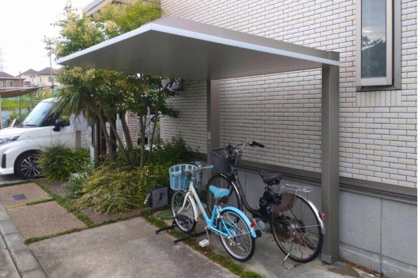 ＜最近の施工事例＞カタログ未掲載の組み合わせが映えるLIXILカーポートSCミニ