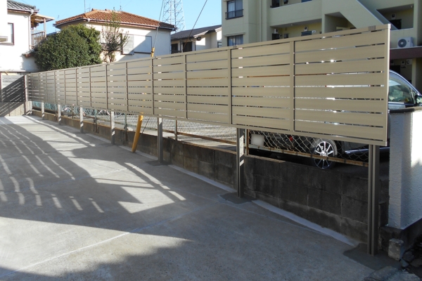 施工事例｜まわりからの視線をカット、既存フェンスの上に設置！