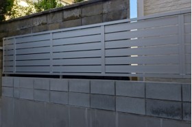 施工事例｜最初は目隠しフェンス、追加でサイクルポートも一緒に施工！