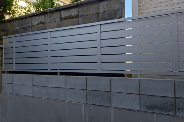 施工事例｜最初は目隠しフェンス、追加でサイクルポートも一緒に施工！