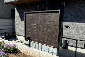 施工事例｜玄関前の目隠し用のメタル調フェンス、デザインと高さを生かすためにブロック積みで対応！