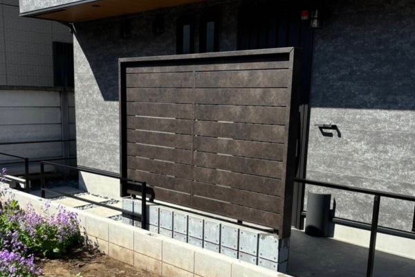 施工事例｜玄関前の目隠し用のメタル調フェンス、デザインと高さを生かすためにブロック積みで対応！