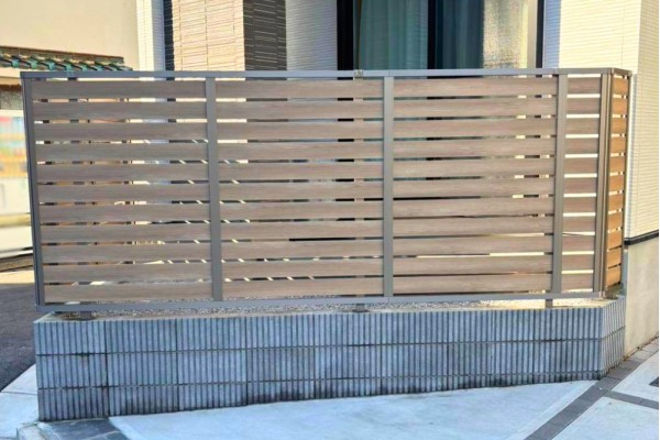 ＜最近の施工事例＞メインリビングの前のフェンス、視線のため、半目隠しフェンスを設置。メッシュフェンスを撤去！