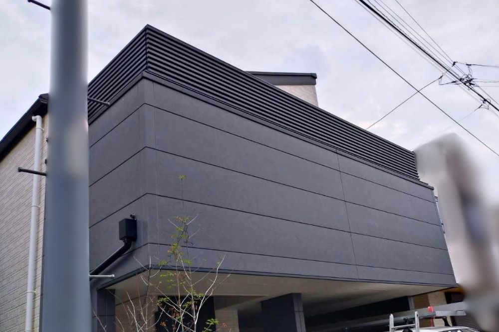 ＜最近の施工事例＞2階ベランダにLIXILコートラインを設置！目隠しフェンスでプライベート空間づくりのお手伝い