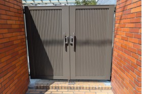 施工事例｜錠が機能せず、門扉をそっくり新品（LIXIL 開き門扉AB）に交換！