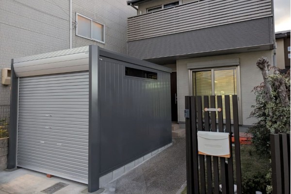 ＜最近の施工事例＞既設カーポートの撤去と、水勾配にも対応したバイクガレージ設置を無事に完工！