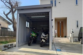 施工事例｜憧れのバイクガレージ！快適空間にするため、照明・コンセント・換気扇などオプションを装備！