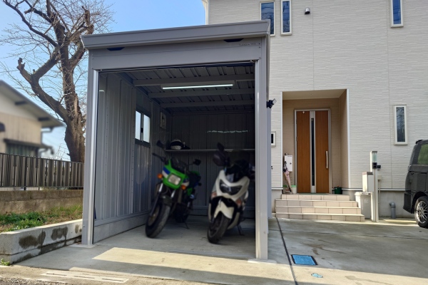 施工事例｜憧れのバイクガレージ！快適空間にするため、照明・コンセント・換気扇などオプションを装備！