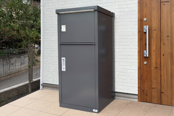 【2026年2月発売】イナバ物置 宅配ボックス×収納庫（物置）フランネルグレー ペールフロスト｜据置きタイプ