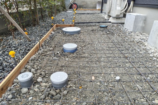 施工中｜すき取り・転圧・ワイヤーメッシュ敷設・木枠設置