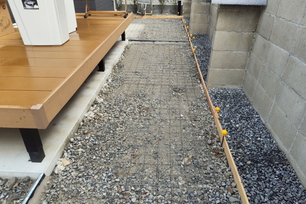 施工中｜すき取り・転圧・ワイヤーメッシュ敷設・木枠設置