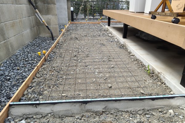 施工中｜すき取り・転圧・ワイヤーメッシュ敷設・木枠設置