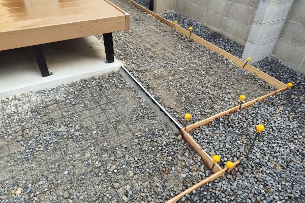 施工中｜すき取り・転圧・ワイヤーメッシュ敷設・木枠設置