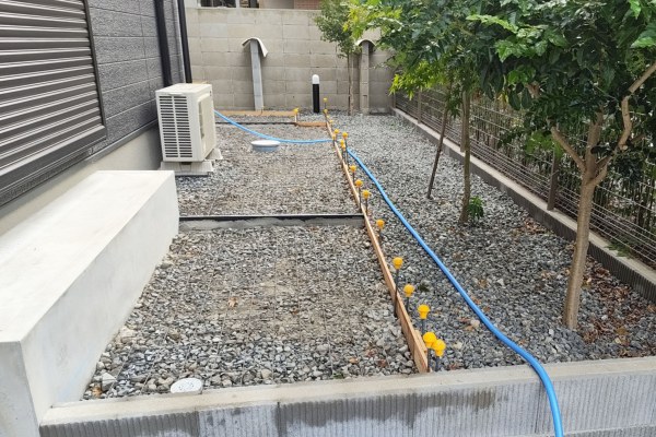 施工中｜すき取り・転圧・ワイヤーメッシュ敷設・木枠設置