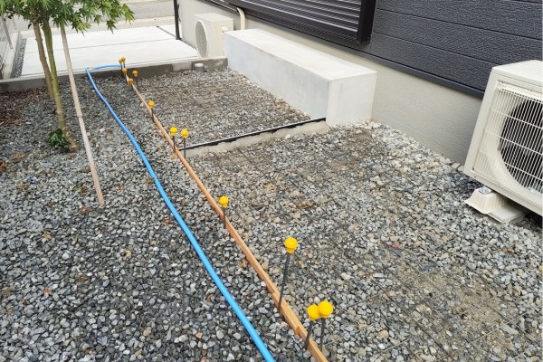 施工中｜すき取り・転圧・ワイヤーメッシュ敷設・木枠設置