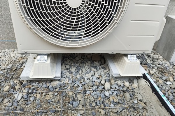 施工中｜室外機の足元の高さ調整