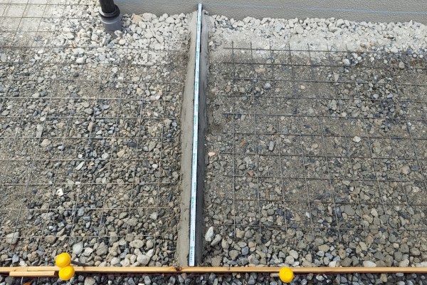 施工中｜伸縮目地の設置