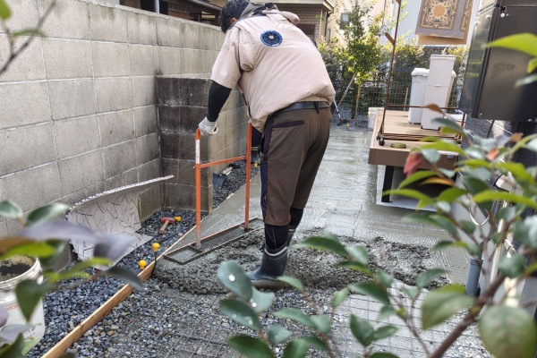 施工中｜生コンの空気を抜いて押さえ込み